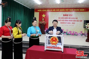 'Cử tri phường Chiềng Cơi nô nức đi bầu cử