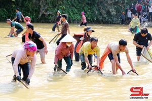 'Sôi nổi các hoạt động thể thao tại Lễ hội hoa ban xã Tô Múa