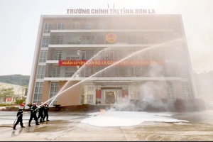 'Trường Chính trị tỉnh Sơn La tập huấn và thực tập phương án chữa cháy và cứu nạn, cứu hộ