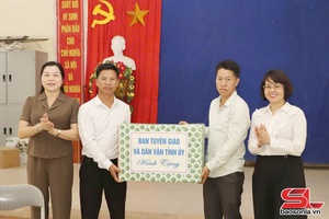 'Đồng chí Trưởng ban Tuyên giáo và Dân vận Tỉnh ủy sinh hoạt với Chi bộ bản Pá Nó