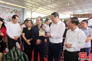 'Quảng bá văn hóa dân tộc và sản phẩm nông nghiệp xã Mường É