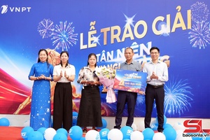 'VNPT Sơn La trao thưởng chương trình khuyến mại "Tân niên rinh ngựa vàng"
