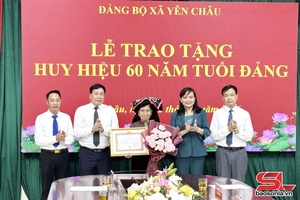 Đồng chí Trưởng ban Nội chính Tỉnh ủy trao Huy hiệu Đảng tại xã Yên Châu