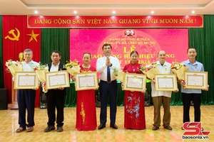 'Chiềng Mung có 18 đảng viên được trao tặng Huy hiệu Đảng đợt 19/5