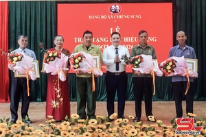 'Đảng ủy xã Chiềng Sung trao tặng huy hiệu Đảng đợt 19/5