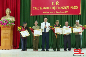 Đảng ủy xã Mai Sơn tổ chức Lễ trao tặng Huy hiệu Đảng đợt 19/5