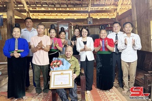 'Đồng chí Trưởng ban Tuyên giáo và Dân vận Tỉnh ủy trao tặng Huy hiệu Đảng tại xã Tà Hộc, Chiềng Sung