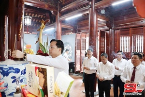 'Dâng hoa, dâng hương Tượng đài "Bác Hồ với đồng bào các dân tộc Tây Bắc" và Đền thờ Bác Hồ