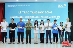 'BIDV Sơn La trao 57 suất học bổng tri ân con em cán bộ, chiến sĩ