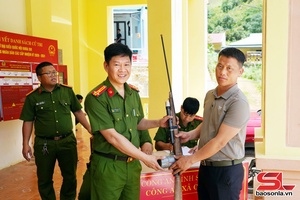 'Triển khai mô hình điểm về tuyên truyền, vận động toàn dân giao nộp vũ khí, vật liệu nổ