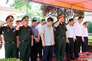 'Dâng hoa, dâng hương tưởng niệm các anh hùng liệt sĩ  tại Nghĩa trang liệt sĩ phường Tô Hiệu