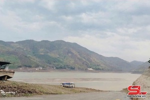 'Tạm dừng hoạt động bến phà Vạn Yên trên Quốc lộ 43