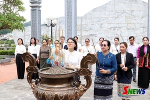'Đoàn công tác Hội LHPN 3 tỉnh nước bạn Lào dâng hương Đền thờ Bác Hồ