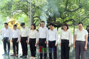 'Dâng hương tưởng niệm các Anh hùng liệt sĩ tại tỉnh Điện Biên