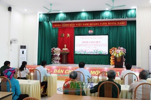 Đồng chí Phó Bí thư Tỉnh ủy, Chủ tịch Ủy ban MTTQ Việt Nam tỉnh tặng quà gia đình chính sách xã Sông Mã