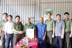 'Đồng chí Giám đốc Công an tỉnh thăm, tặng quà các gia đình thương binh, liệt sĩ