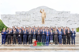 Đoàn đại biểu dự Hội nghị giao ban công tác phối hợp phòng, chống ma túy qua biên giới dâng hương Đền thờ Bác Hồ
