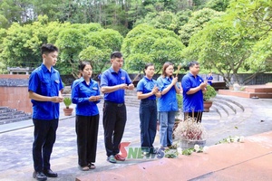 'Đoàn thanh niên Sở Văn hóa, Thể thao và Du lịch dâng hương tưởng nhớ các anh hùng liệt sĩ