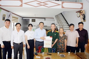 Đồng chí Chủ tịch UBND tỉnh thăm, tặng quà các gia đình chính sách tại phường Mộc Sơn và Mộc Châu