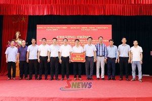 'Trao quà gia đình chính sách và hỗ trợ khắc phục hậu quả mưa lũ tại xã Ngọc Chiến