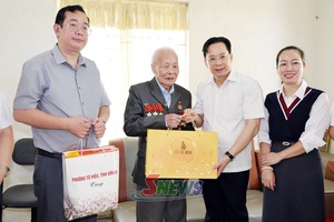 Đồng chí Bí thư Tỉnh ủy Sơn La thăm, tặng quà các gia đình thương binh, bệnh binh, người có công với cách mạng, thân nhân liệt sĩ