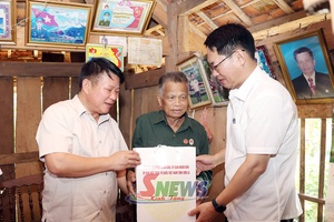 Đồng chí Phó Bí thư Thường trực Tỉnh ủy, Chủ tịch HĐND tỉnh thăm, tặng quà gia đình chính sách tại xã Mai Sơn