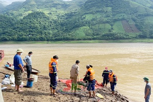 'Tìm thấy thi thể người bị trượt chân ngã xuống sông Đà