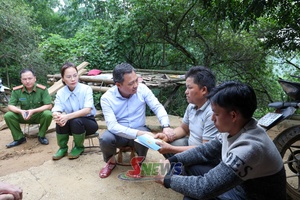Đồng chí Chủ tịch UBND tỉnh thăm hỏi gia đình các nạn nhân bị lũ cuốn trôi tại xã Gia Phù