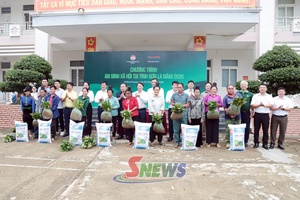 Báo Nông nghiệp và Môi trường và các đơn vị hỗ trợ sinh kế cho hộ nghèo, cận nghèo, hoàn cảnh khó khăn tại các xã vùng III tỉnh Sơn La