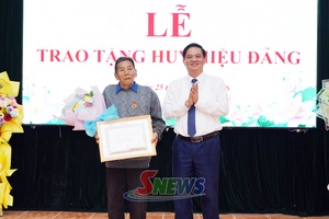 'Lễ trao tặng Huy hiệu Đảng đợt 2/9 tại xã Co Mạ