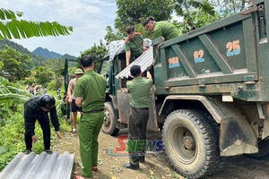 'Công an xã Song Khủa hỗ trợ nhân dân khắc phục hậu quả mưa lốc