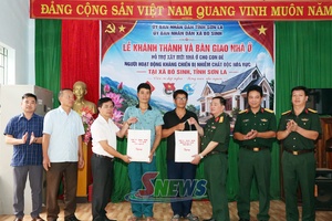 'Bàn giao nhà ở cho con đẻ người hoạt động kháng chiến bị nhiễm chất độc hóa học tại xã Bó Sinh