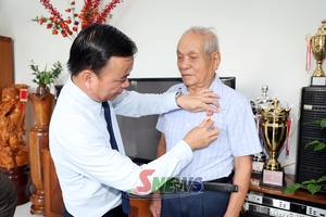 Đồng chí Phó Chủ tịch Thường trực UBND tỉnh trao Huy hiệu Đảng tại xã Mường Cơi và Phù Yên