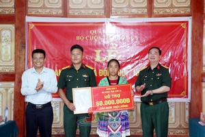 'Bàn giao “Nhà đồng đội” tại xã Mường Lầm