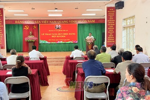 'Đảng ủy xã Bình Thuận trao tặng huy hiệu Đảng cho các đảng viên