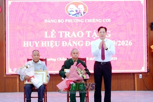 Đồng chí Bí thư Tỉnh ủy trao Huy hiệu Đảng cho các đảng viên Đảng bộ phường Chiềng Cơi