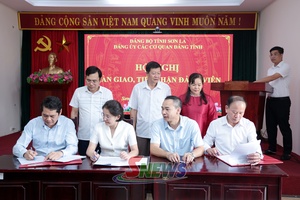 'Bàn giao, tiếp nhận đảng viên giữa Đảng ủy các cơ quan Đảng tỉnh và Đảng ủy HĐND tỉnh, Đảng ủy MTTQ Việt Nam tỉnh và các đoàn thể tỉnh