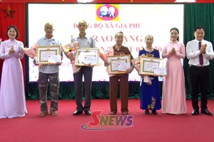 'Gia Phù trao tặng Huy hiệu Đảng cho các đảng viên