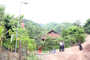 'Thắp sáng đường quê Chiềng Sung