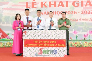 Đồng chí Trưởng ban Tổ chức Tỉnh ủy dự Lễ khai giảng tại Trường Phổ thông nội trú Tiểu học và THCS Phiêng Khoài