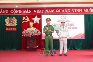 'Đảng ủy Công an tỉnh Sơn La tổ chức Lễ trao tặng Huy hiệu Đảng