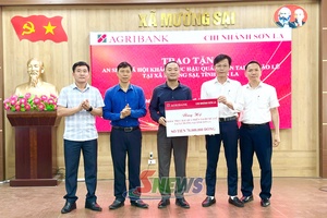 'Agribank Sơn La trao 70 triệu đồng hỗ trợ khắc phục hậu quả thiên tai