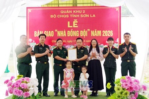 'Khánh thành và bàn giao "Nhà đồng đội" cho gia đình quân nhân có cảnh khó khăn