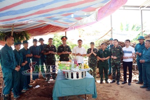 'Khai quật, cất bốc hài cốt liệt sĩ tại bản Cang Kiểng