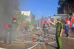 'Cháy kho chứa vải vụn, phế liệu tại phường Tô Hiệu