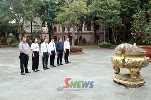 Các đồng chí lãnh đạo tỉnh dâng hương Đền thờ Vua Lê Thái Tông, Đền thờ Bác Hồ và Nhà tưởng niệm các Anh hùng Liệt sĩ Nhà tù Sơn La