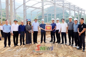 Đồng chí Bí thư Tỉnh ủy kiểm tra Dự án điện mặt trời nổi trên hồ Thủy điện Sơn La