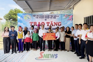 'Bàn giao 12 nhà tình nghĩa cho hộ nghèo xã Mường Chiên