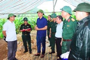 Đồng chí Phó Chủ tịch UBND tỉnh kiểm tra thực tế tình hình bão lũ tại huyện Thuận Châu