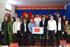 Đồng chí Chủ tịch UBND tỉnh dự sinh hoạt với Chi bộ bản Đin Chí